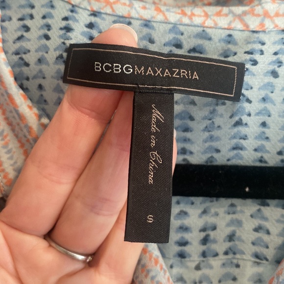 Adorable BCBG lightweight summer romper with sleeves that can be buttoned up - Picture 3 of 3